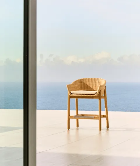 Полубарный стул Galea из тикового дерева и синтетического ротанга, 65 см