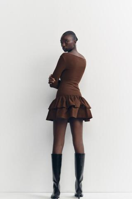 ZARA КОРОТКОЕ ПЛАТЬЕ С ВОЛАНАМИ, КОРИЧНЕВЫЙ