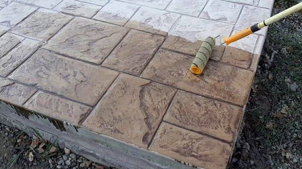 Как покрасить тротуарную плитку на улице своими руками