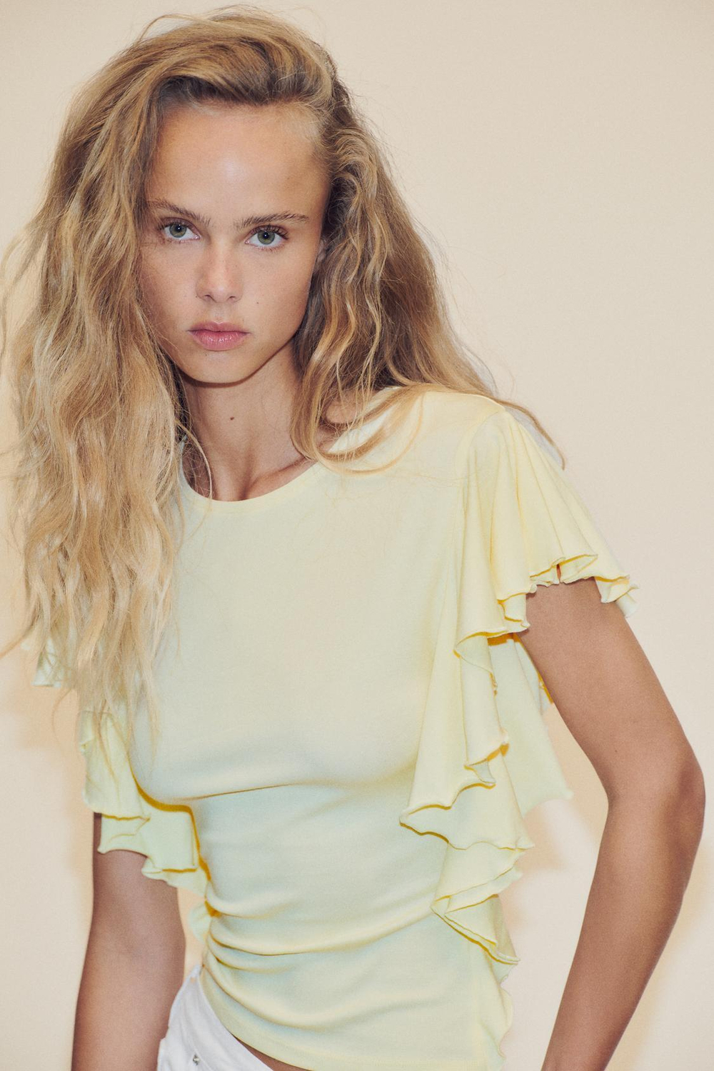 ZARA ФУТБОЛКА С РУКАВАМИ-ВОЛАНАМИ, ЖЕЛТЫЙ