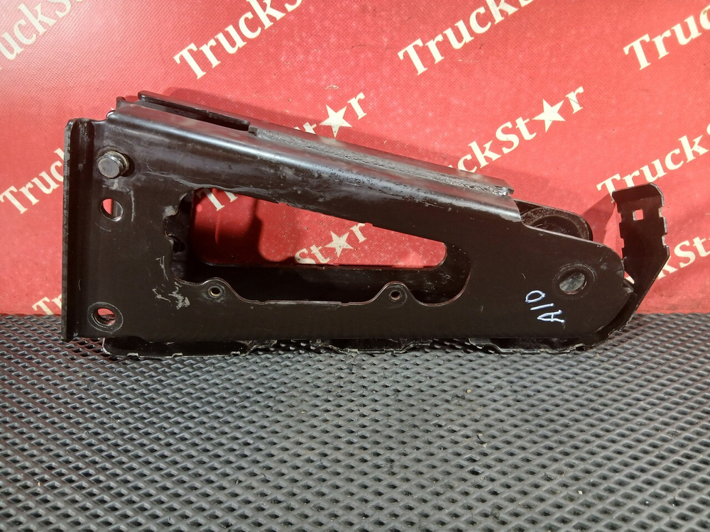 Кронштейн кабины правый