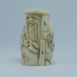 Нэцкэ Дзюроднин в круглой шапке с посохом и мешком риса