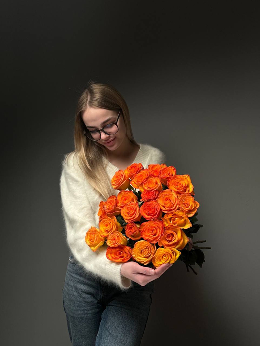 Букет из 25 оранжевых роз под ленту