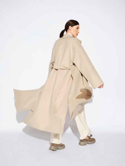 Женское пальто бежевого цвета из шерсти и кашемира - фото 4