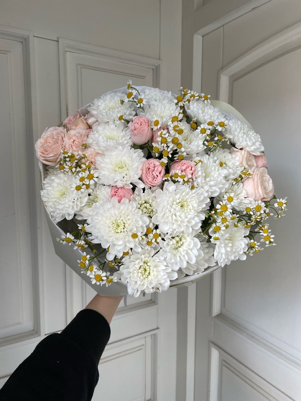 Букет с хризантемой, кустовой пионовидной розой и ромашки