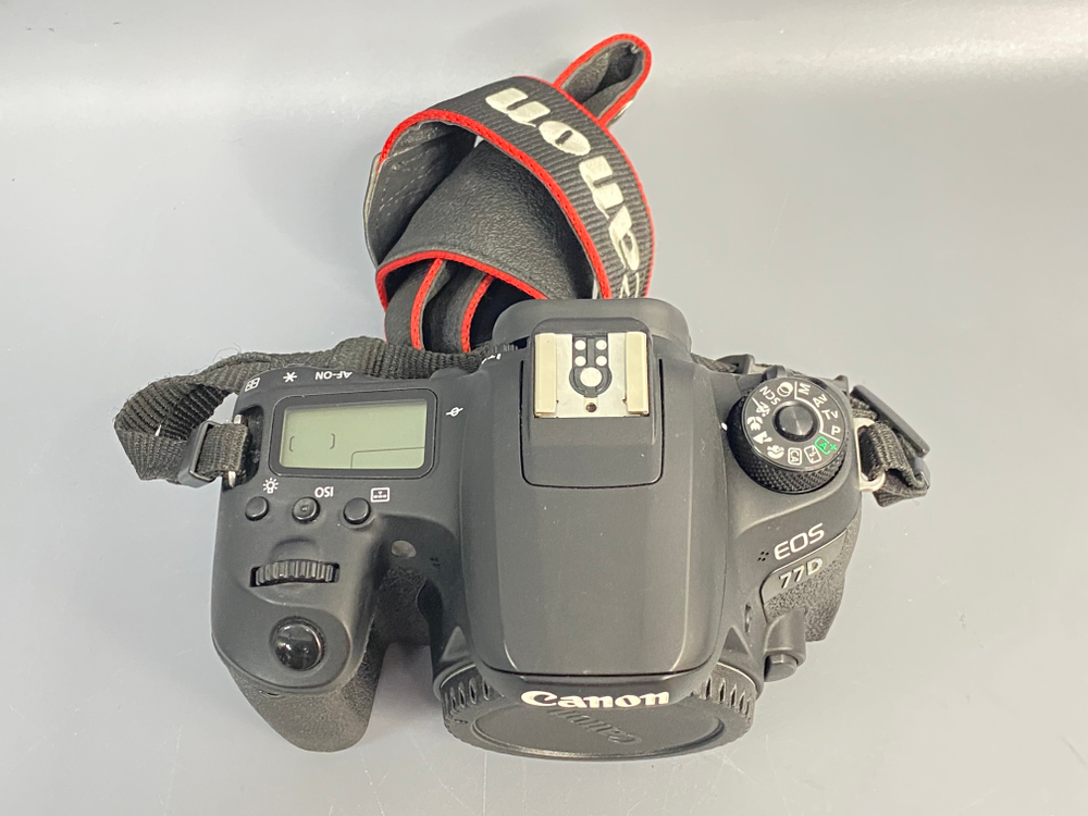 Canon EOS 77D