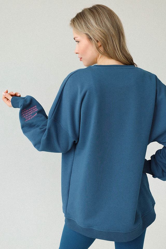 Свитшот с вышивкой на рукаве цвета полночь