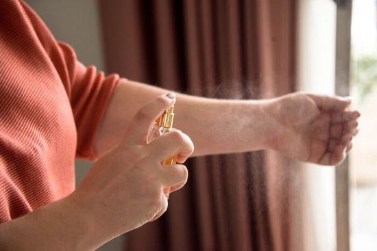 Как правильно хранить и наносить духи