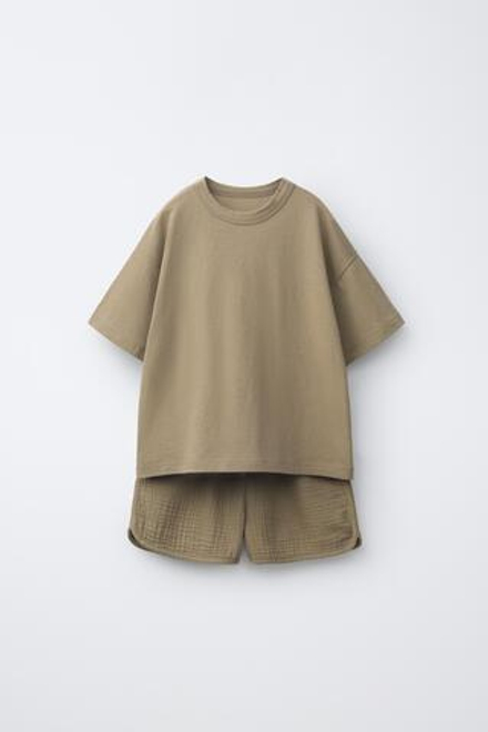 ZARA КОМПЛЕКТ ИЗ ФУТБОЛКИ И БЕРМУД, СЕРОВАТО-КОРИЧНЕВЫЙ