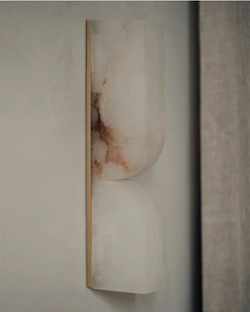 Этот светильник — вертикальный настенный бра с мягкими округлыми формами,