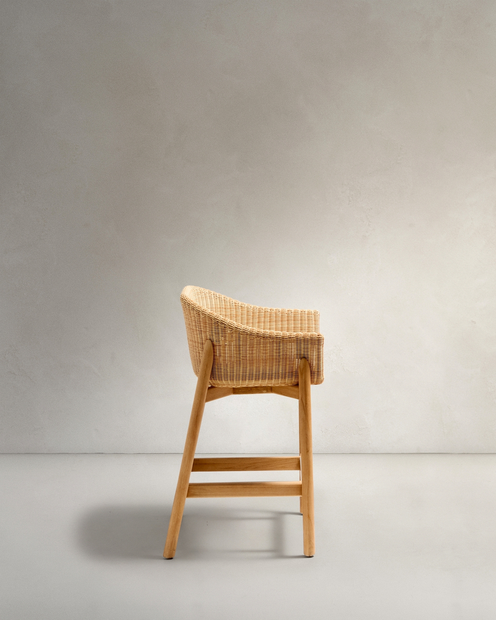 Полубарный стул Galea из тикового дерева и синтетического ротанга, 65 см