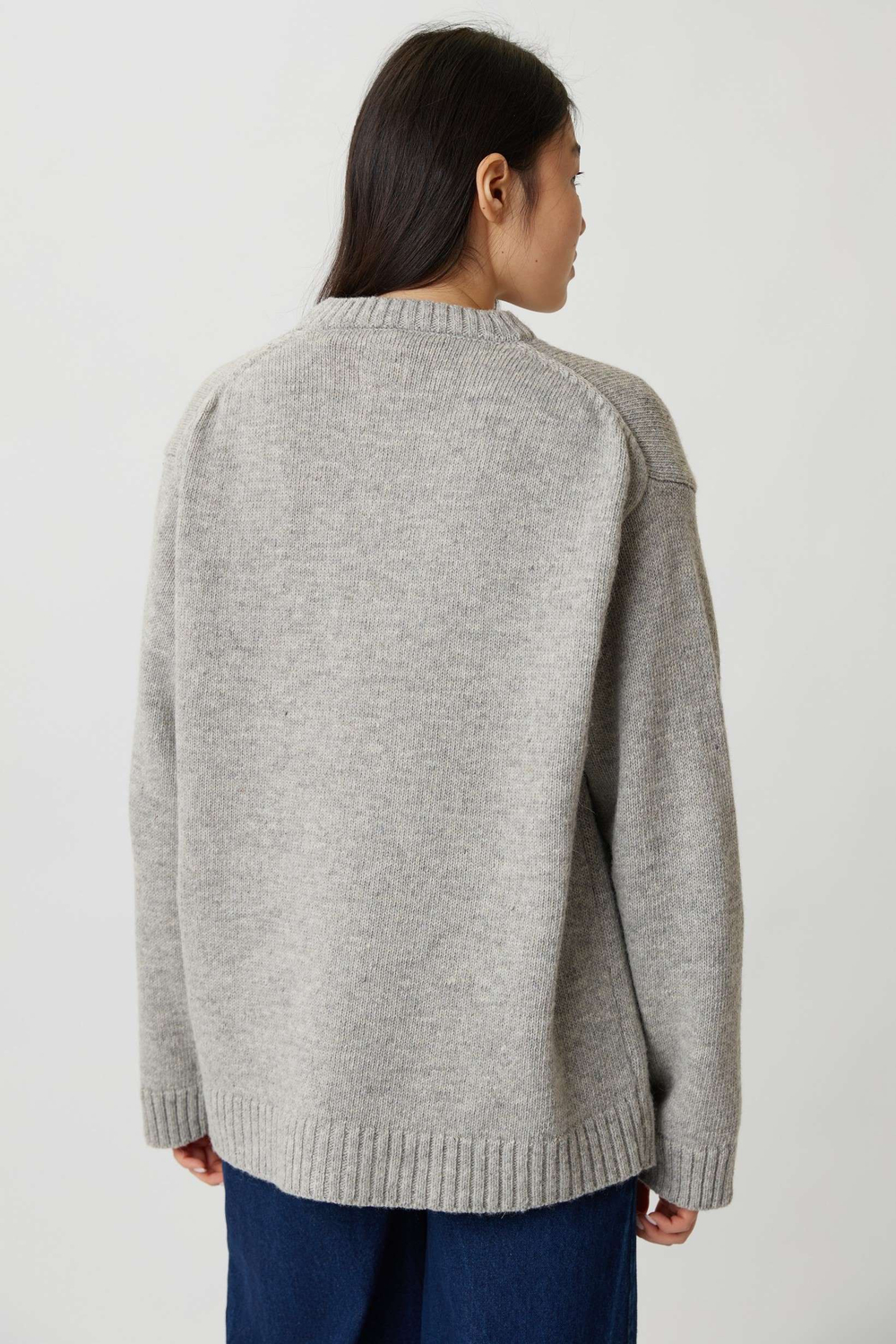 Свитер из шерсти светло-серого цвета