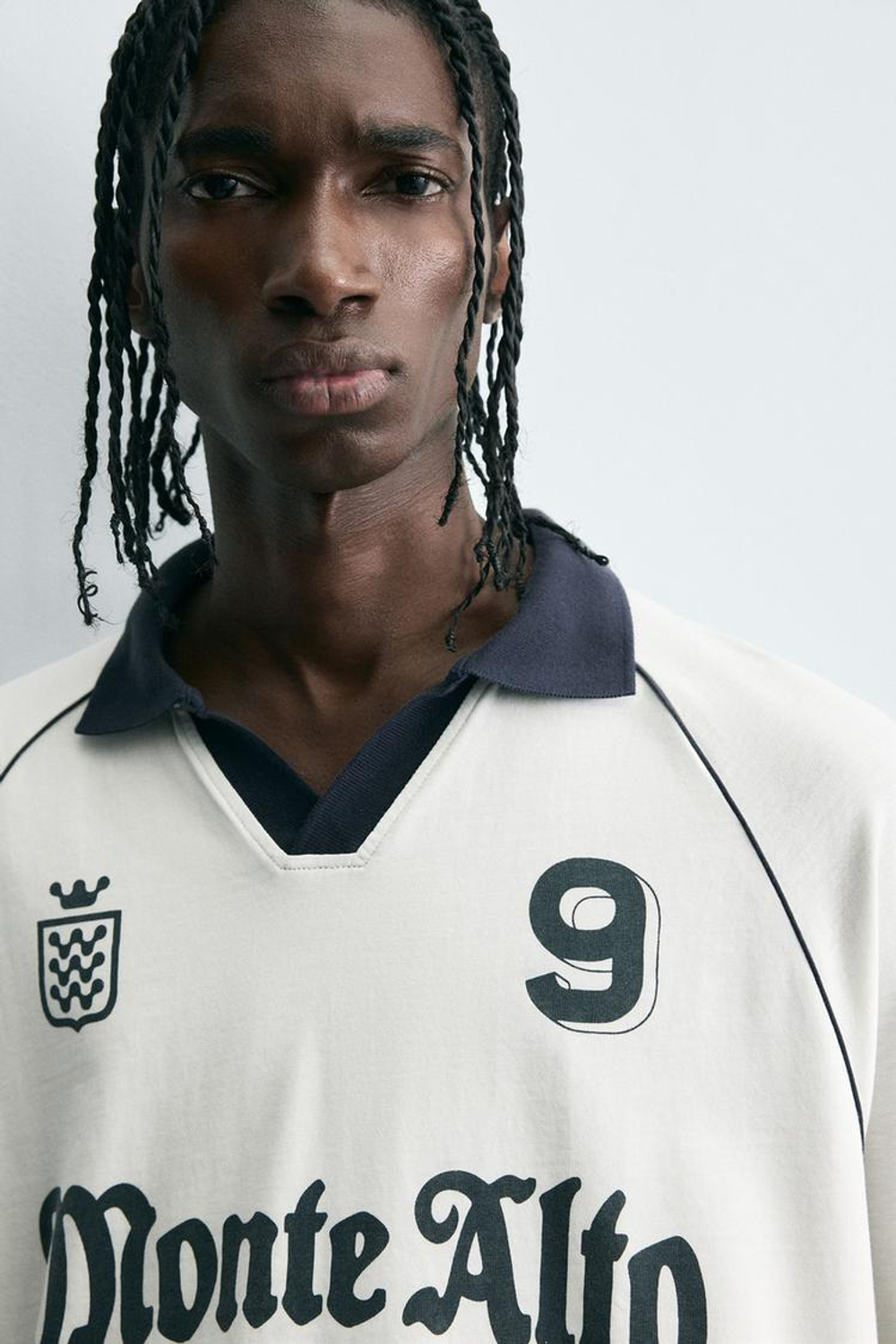 ZARA ПОЛО С РЕТРО-ФУТБОЛЬНЫМ ПРИНТОМ, БЕЛЫЙ