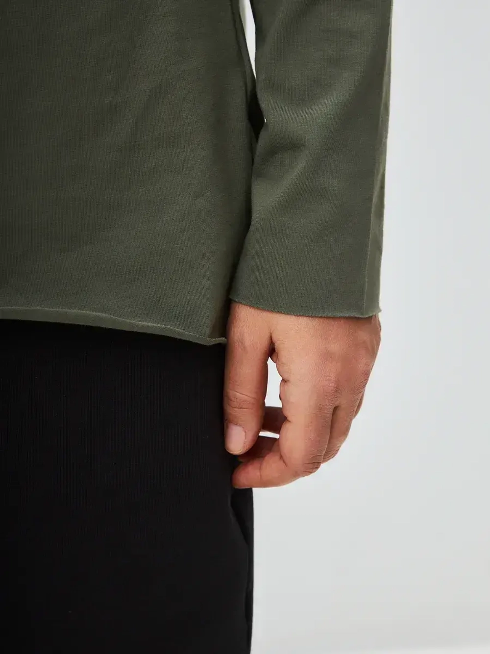 Лонгслив оверсайз с вырезом лодочка