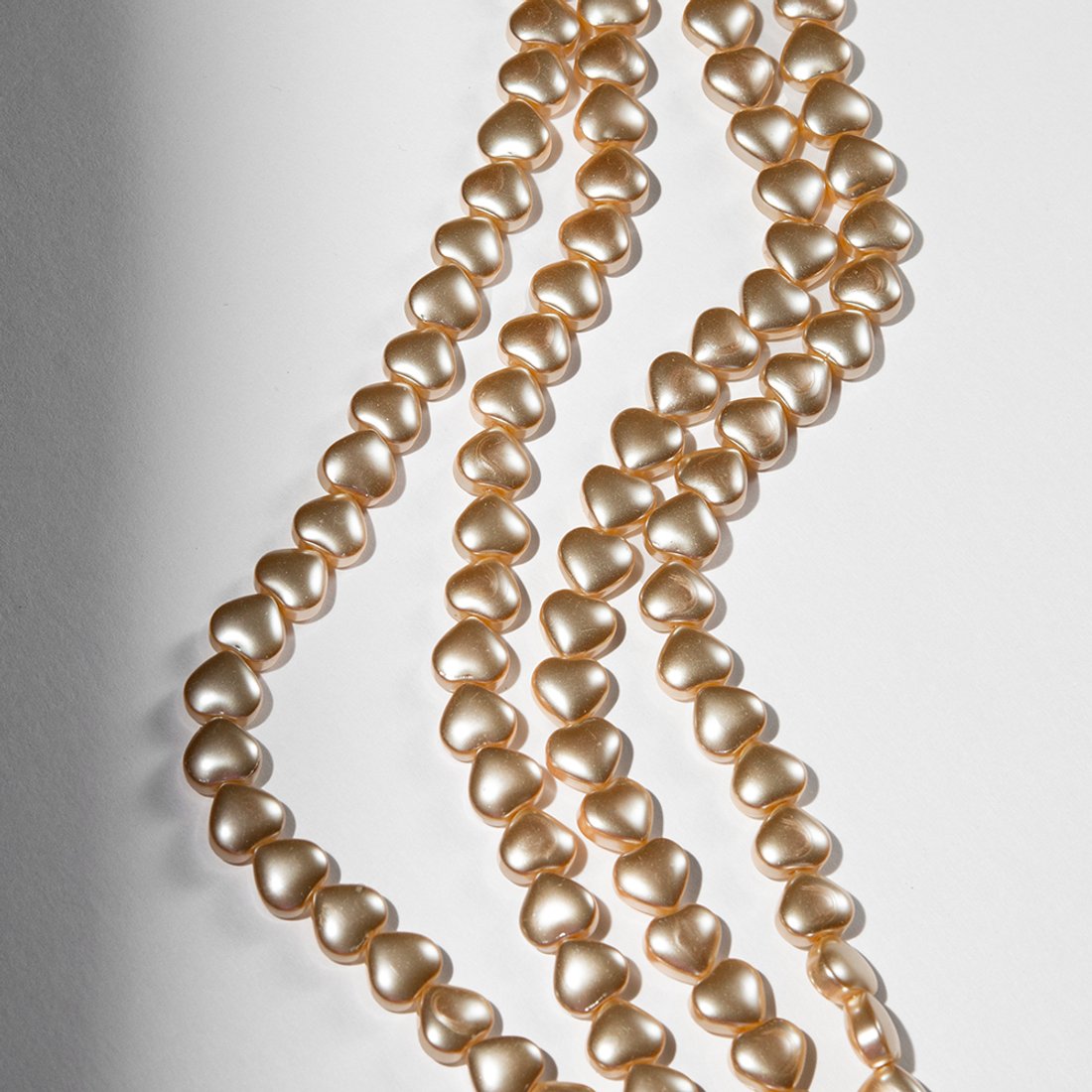 Хрустальный жемчуг в форме сердечек, бежевый 7,8*8,4мм