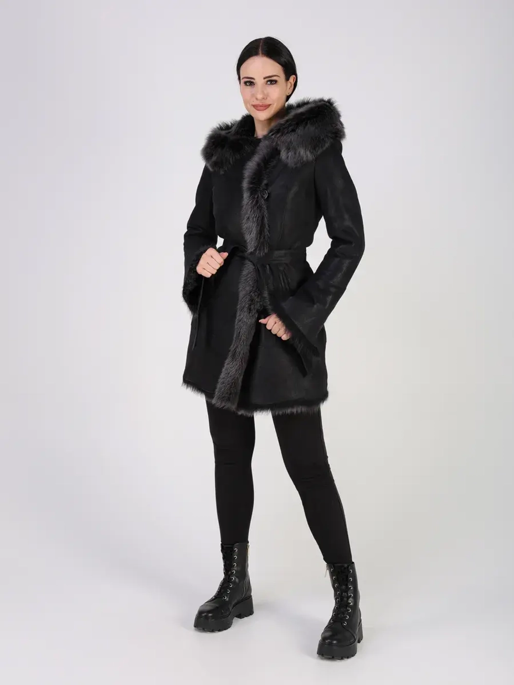 Дубленка зимняя натуральная с капюшоном короткая