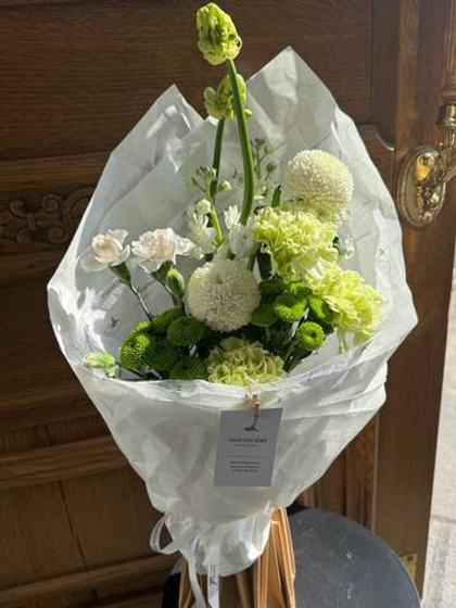 Кулек из диантусов, хризантемы, орнитогалума и маттиолы