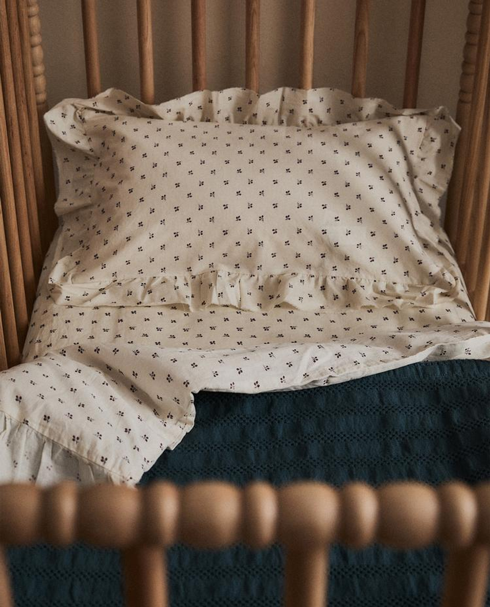 ZARA HOME ДЕТСКИЙ ПОДОДЕЯЛЬНИК С ОБОРКАМИ, ЭКРЮ