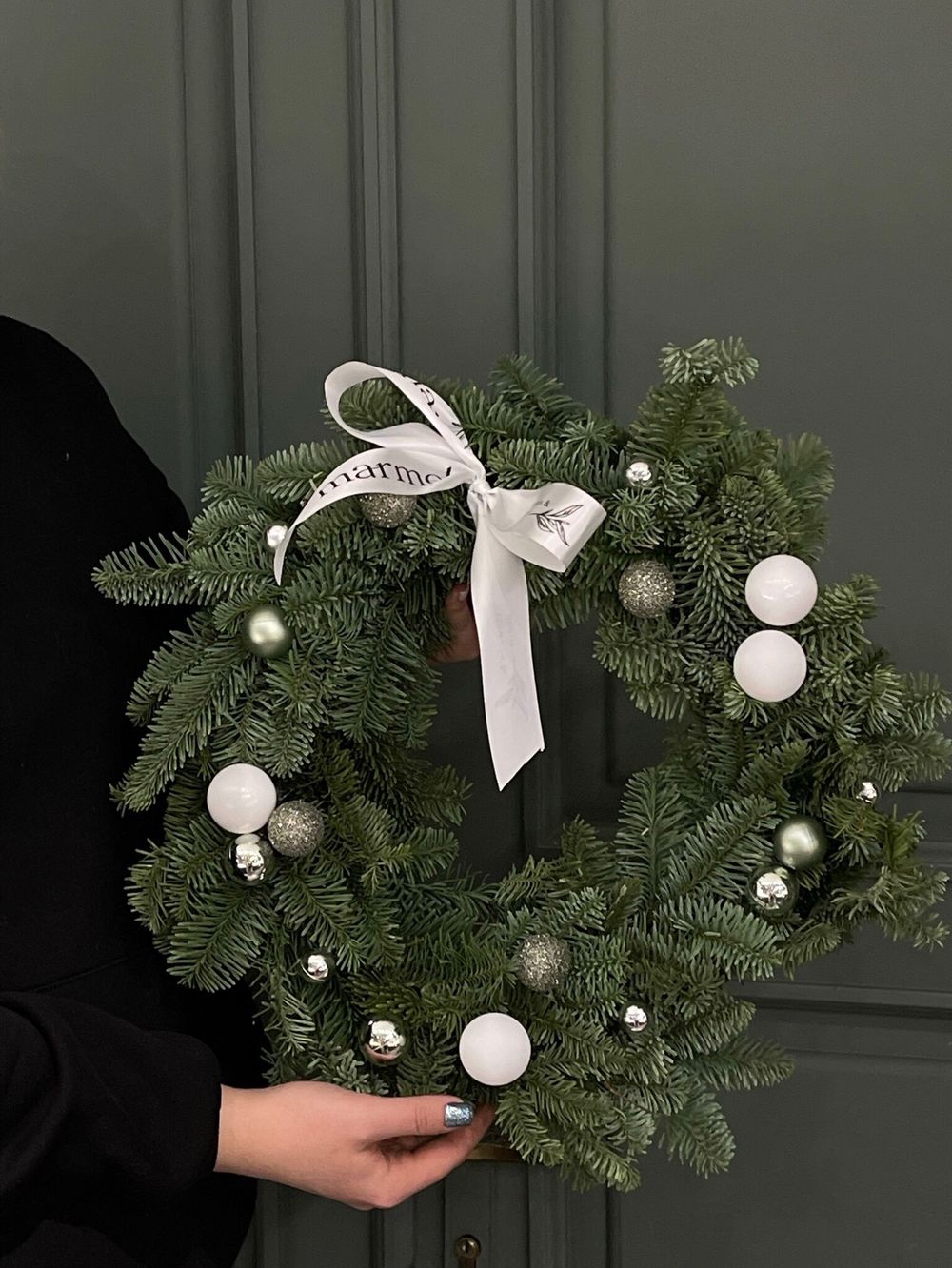 Новогодний венок в бело-серой гамме