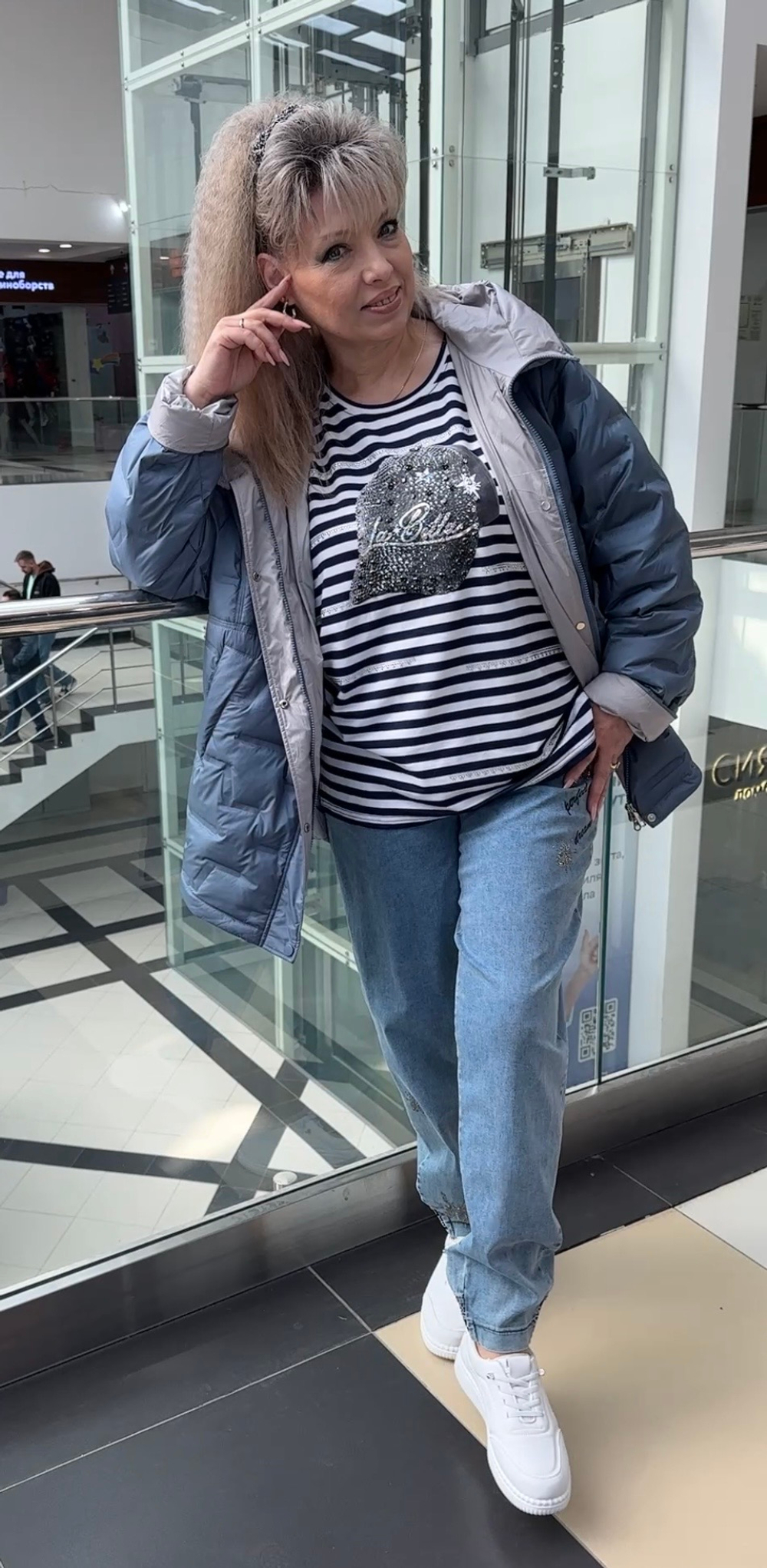 Весенняя курточка в джинсовом цвете с серой подкладкой