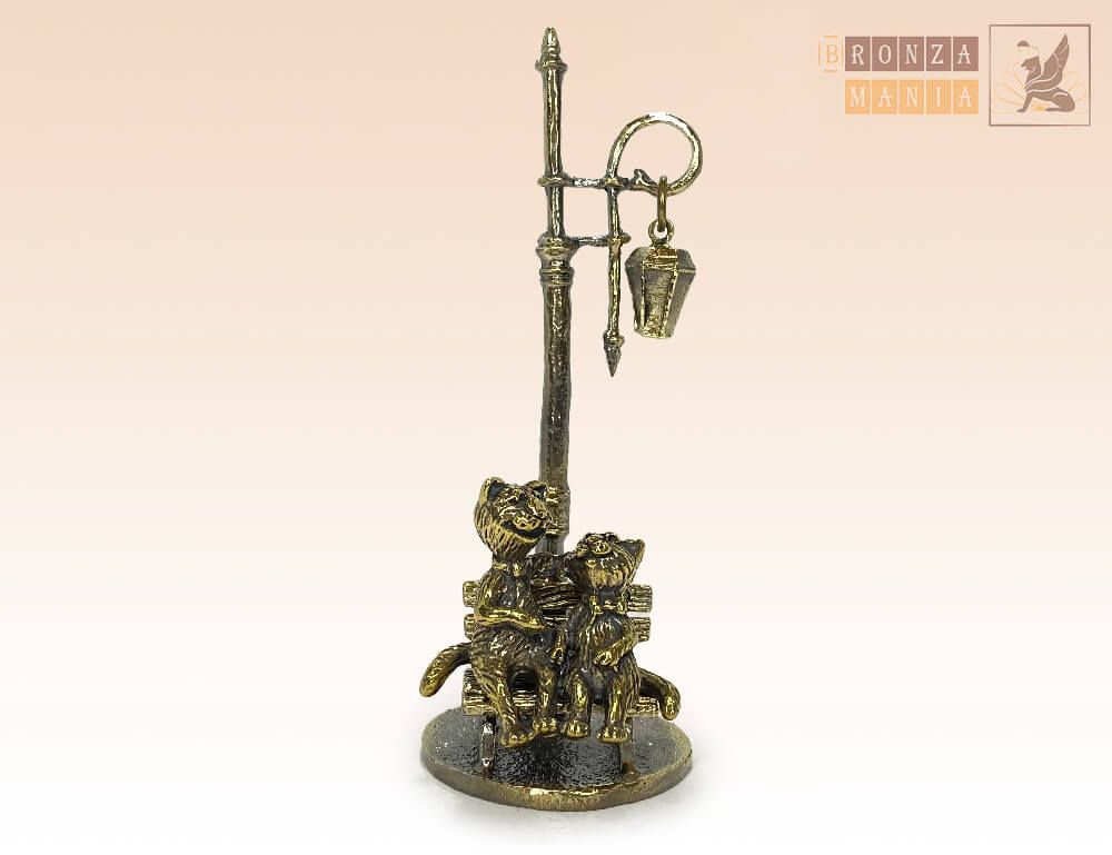 фигурка Котики под питерским фонариком