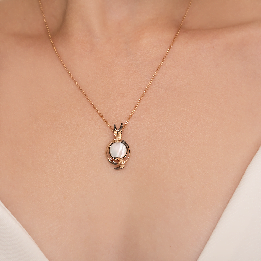 Подвеска «Солнечный полдень» из красного золота с перламутром