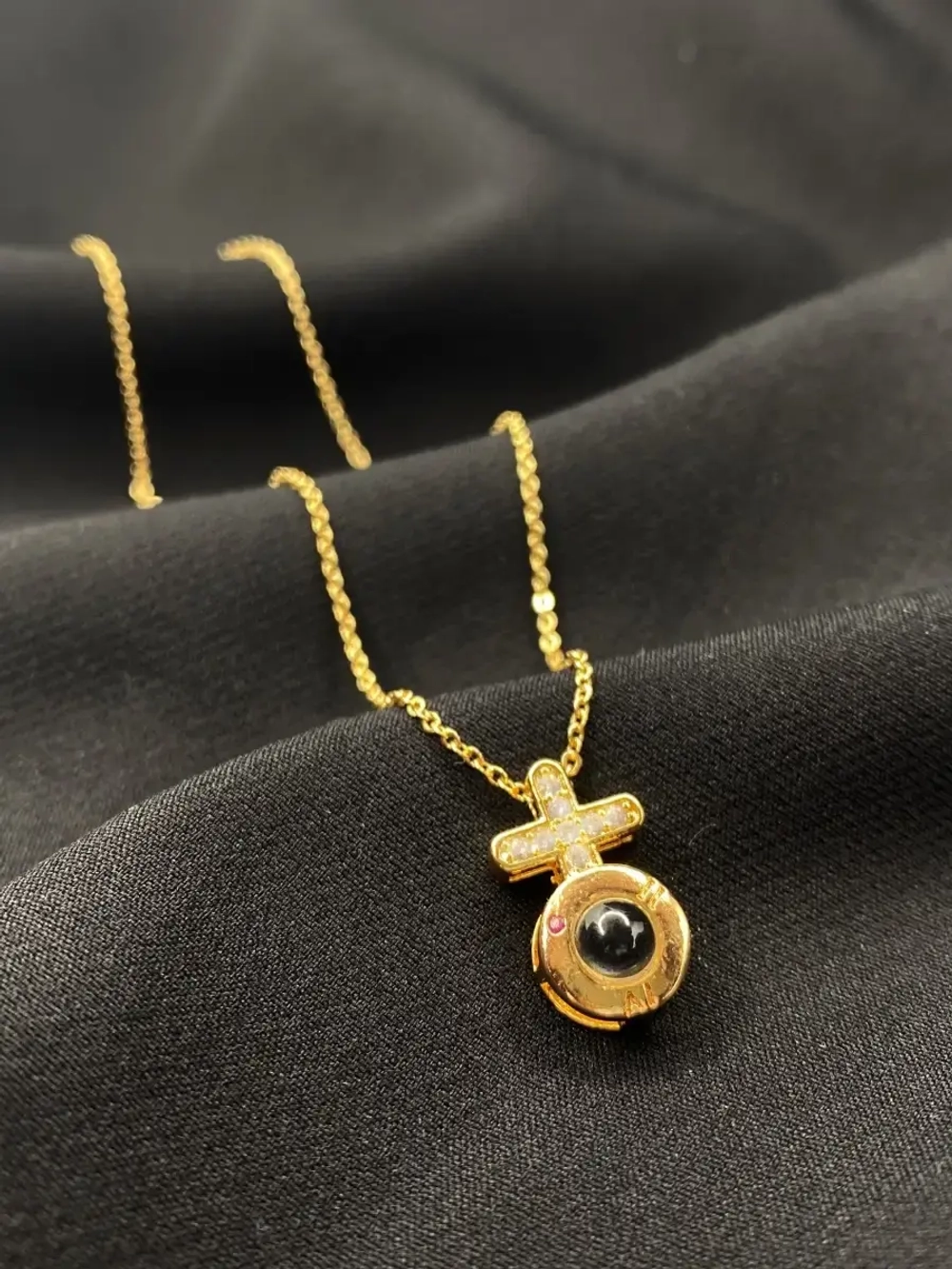 Цепочка с крестиком и проекцией Я тебя люблю на 100 языках