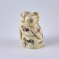 Нэцкэ Фукурокудзю с мешком через плечо и иероглифом Счастье