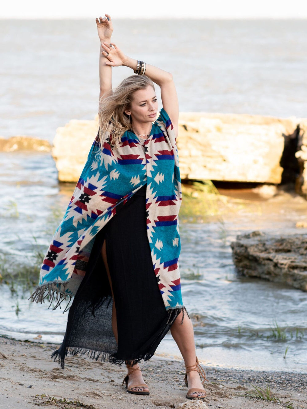 Накидка с этническим геометрическим орнаментом