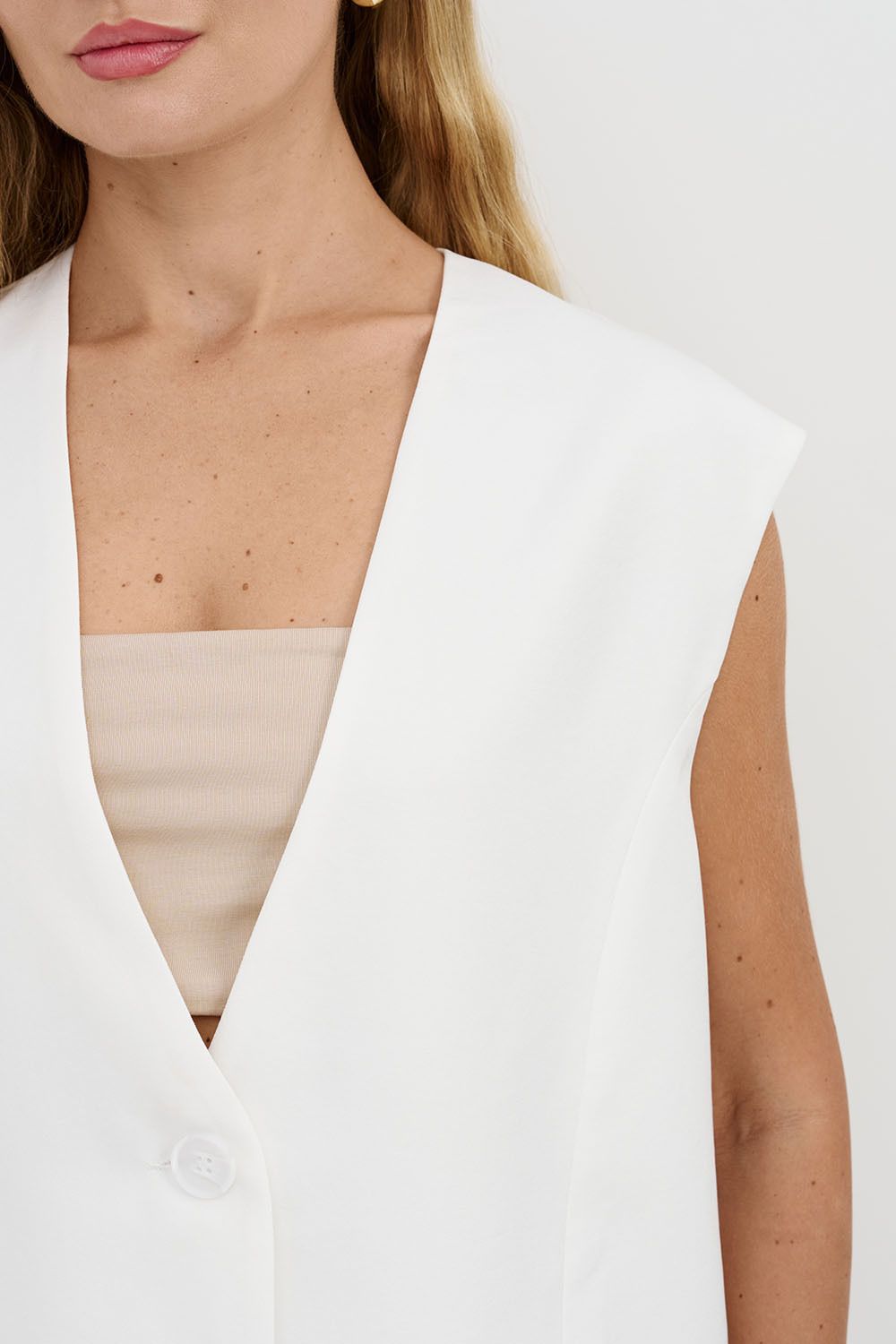 Жилетка свободная белого цвета