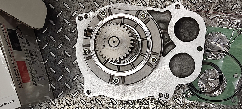 Водяная помпа Liebherr 10121021 с корпусом