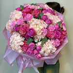 Букет с гортензиями и кустовыми пионовидными розами