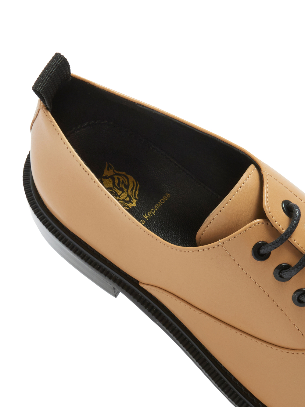 Женские комбинированные туфли бежевые с чёрной отделкой