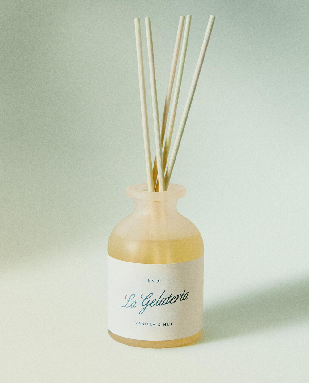 Zara Home VANILLA & NUT REED DIFFUSERS — ароматический диффузор с тростниковыми палочками, Ваниль и Орех, 120 мл