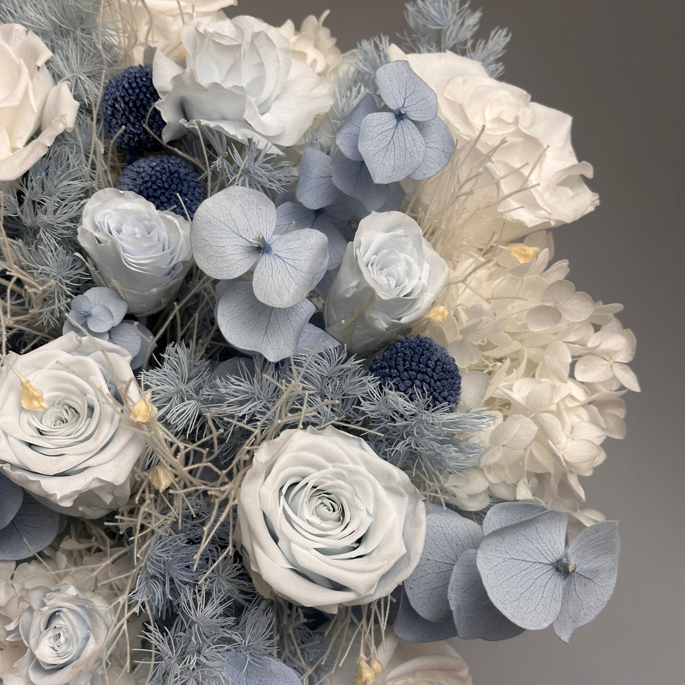 «Голубой фарфор» - букет из стабилизированных цветов