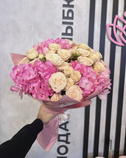 Авторский букет с гортензией и кустовой розой