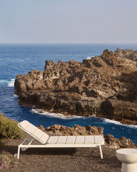 Алюминиевый шезлонг Marcona окрашенный в белый цвет Испания La Forma