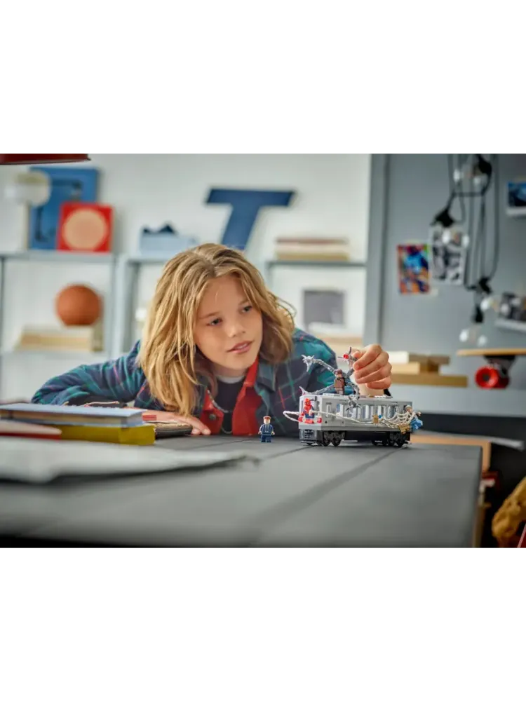 Конструктор Marvel 76321 Человек-паук против Дока Ока