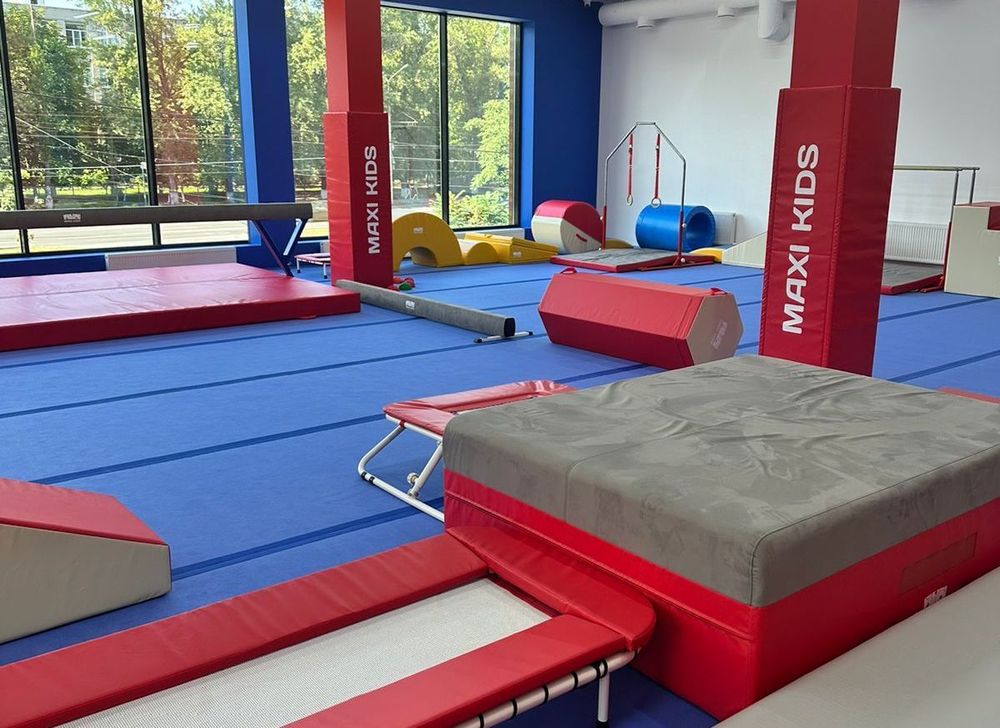 Ковер синего цвета с "Универсальным" ворсом - для различных видов спорта в гимнастическом зале