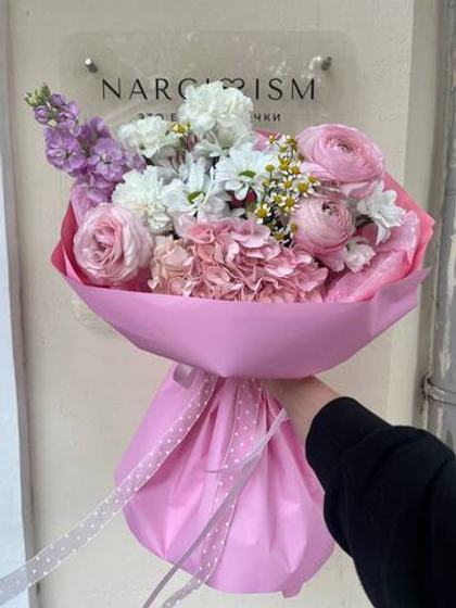 Букет с ароматной маттиолой, ранункулисами и воздушной гортензией