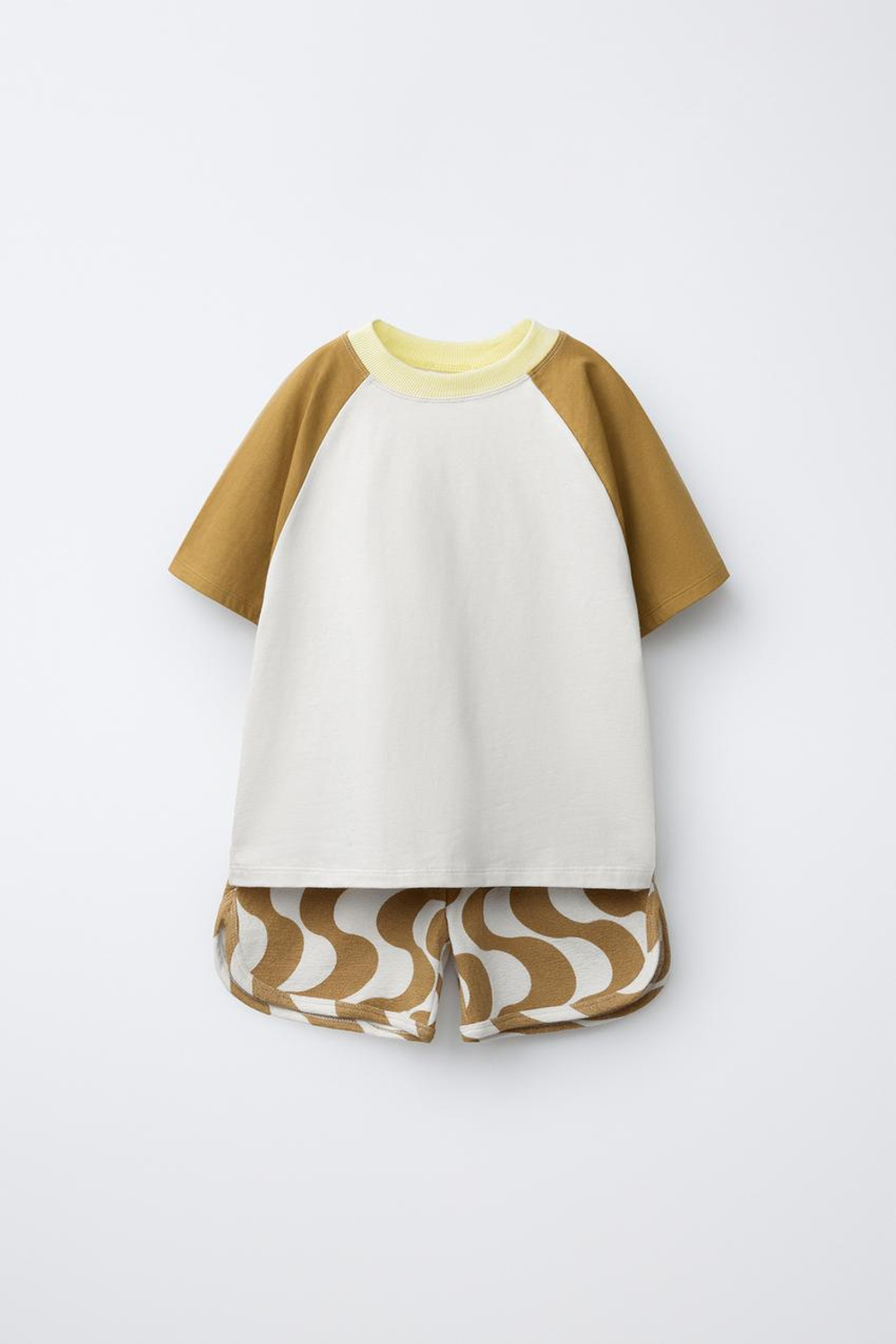 ZARA КОМПЛЕКТ ИЗ ФУТБОЛКИ КОЛОРБЛОК И ШОРТОВ С ВОЛНАМИ, ЖЕЛТЫЙ