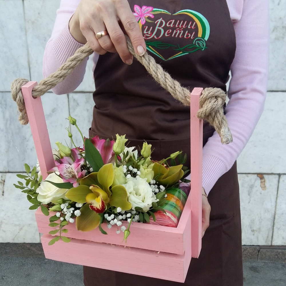 Композиция в ящике с печеньями макаронс