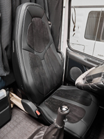 Чехлы Люкс VOLVO FH-13 после 2018 года: водитель от сиденья, пассажир от стойки кабины (один вырез под ремень) (экокожа, черный, черная вставка)