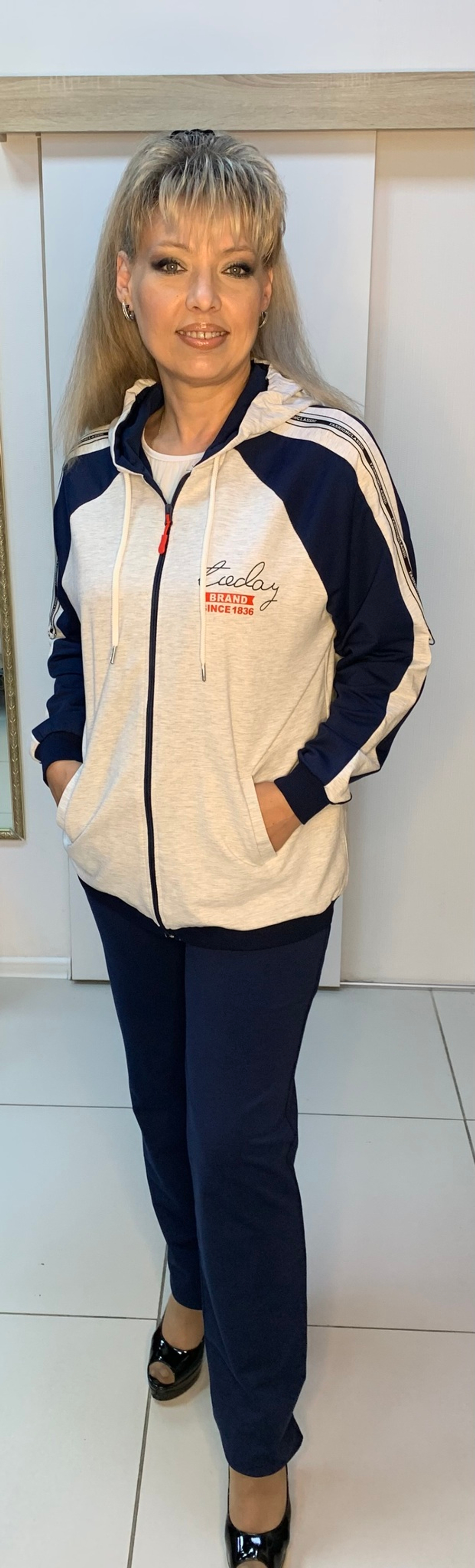 Комбинированный  спортивный костюм со светлой курточкой