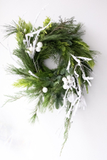 Рождественский венок с белым декором