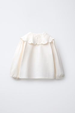 ZARA ФУТБОЛКА С ВЫШИТЫМ ВОРОТНИКОМ, ЭКРЮ