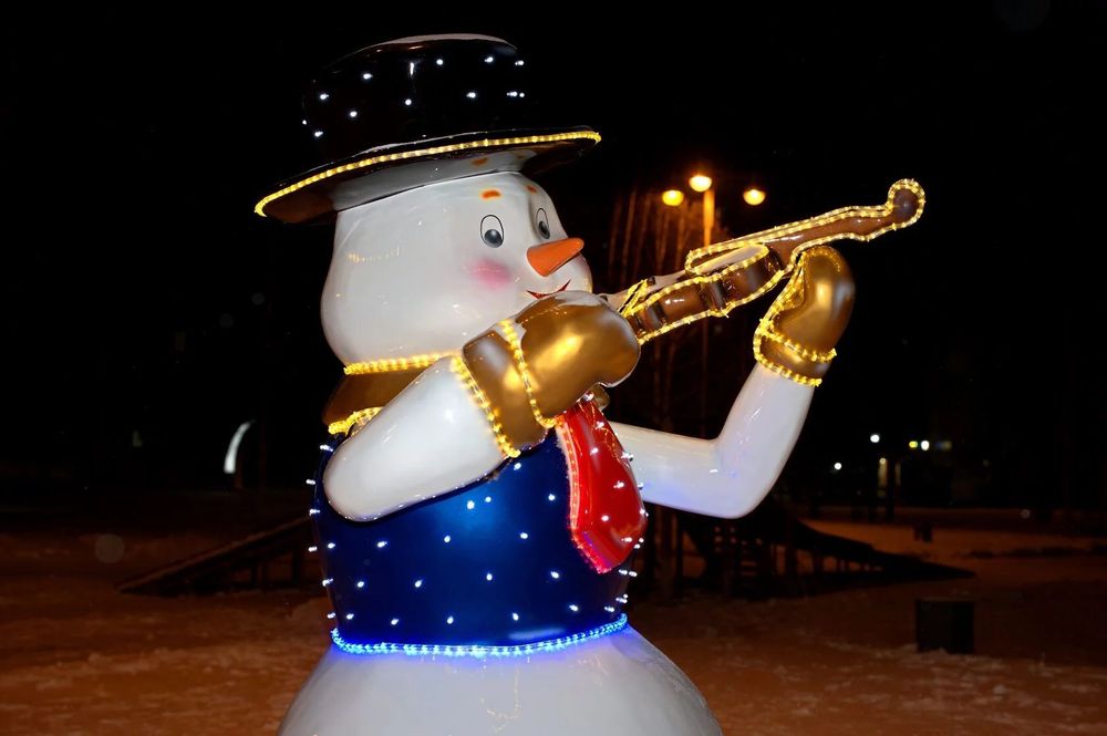 Уличная фигура "Снеговик со скрипкой"
