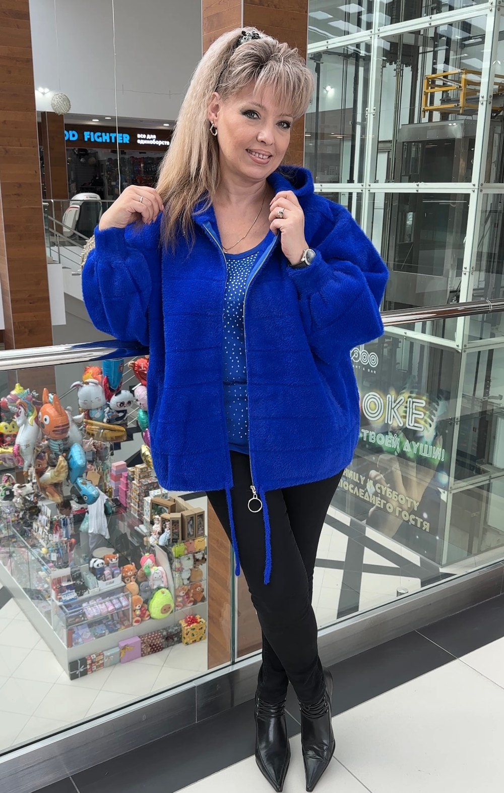 Теплый жакет-куртка из альпака с капюшоном в цвете электрик