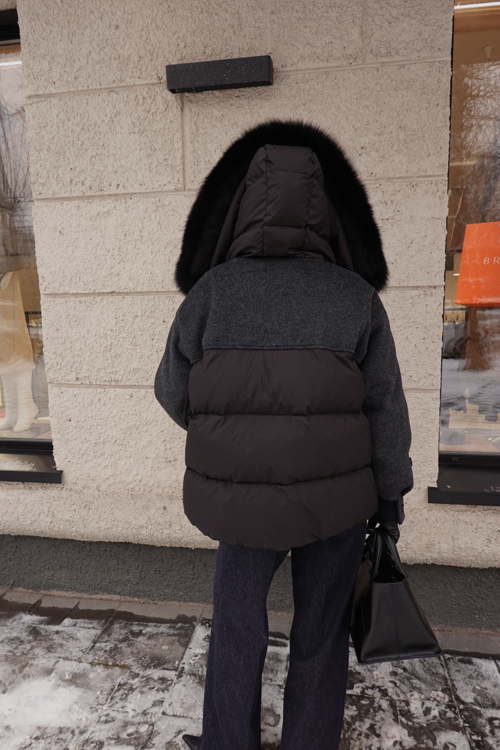 Пуховик комбинированный с мехом на капюшоне