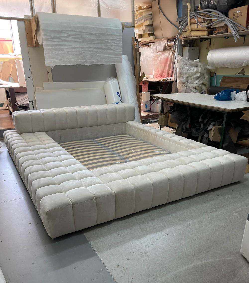 Двуспальная кровать с мягким изголовьем